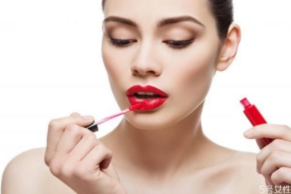 秋季唇部干裂怎么辦 唇周圍膚色暗發(fā)黃怎么辦 秋季唇部干裂怎么辦 唇周圍膚色暗發(fā)黃怎么辦