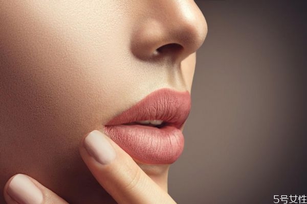 秋季唇部干裂怎么辦 唇周圍膚色暗發(fā)黃怎么辦 秋季唇部干裂怎么辦 唇周圍膚色暗發(fā)黃怎么辦