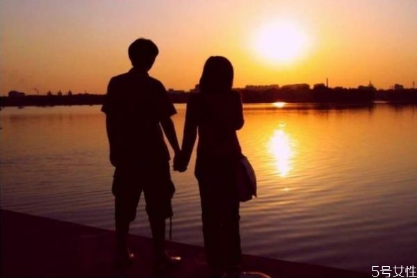 男生會(huì)隨便十指緊扣嗎 男朋友很珍惜你的表現(xiàn)