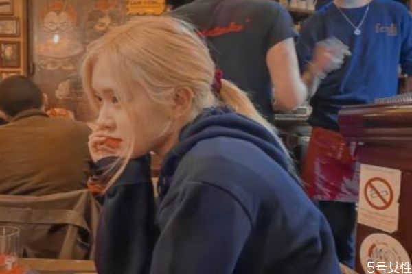 頭發(fā)沒染均勻還有救嗎 剛染的頭發(fā)能再重染嗎 頭發(fā)沒染均勻還有救嗎 剛染的頭發(fā)能再重染嗎