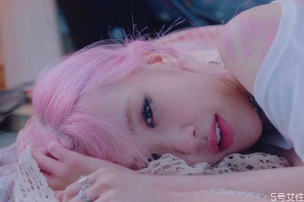 頭發(fā)沒染均勻還有救嗎 剛染的頭發(fā)能再重染嗎 頭發(fā)沒染均勻還有救嗎 剛染的頭發(fā)能再重染嗎