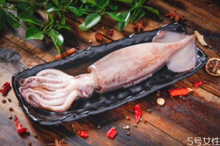 新鮮魷魚怎么切花刀 新鮮魷魚怎么炒好吃 新鮮魷魚怎么切花刀 新鮮魷魚怎么炒好吃