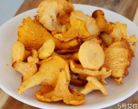 雞油菌的毒性大嗎 食用雞油菌的注意事項(xiàng) 雞油菌的毒性大嗎 食用雞油菌的注意事項(xiàng)