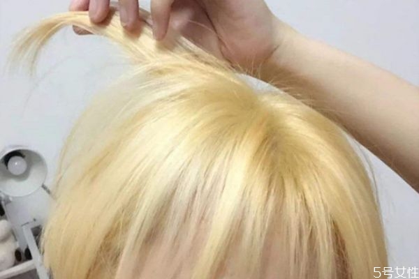 漂發(fā)的危害性多大 漂發(fā)后當(dāng)天可以染發(fā)嗎 漂發(fā)的危害性多大 漂發(fā)后當(dāng)天可以染發(fā)嗎