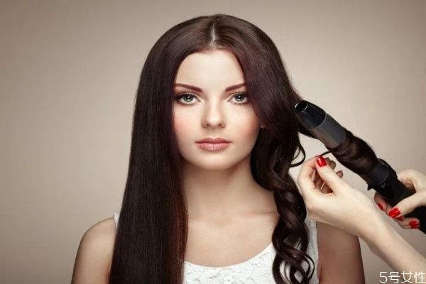 染頭發(fā)打蠟起什么作用 染頭發(fā)打蠟?zāi)鼙3侄嗑? alt=