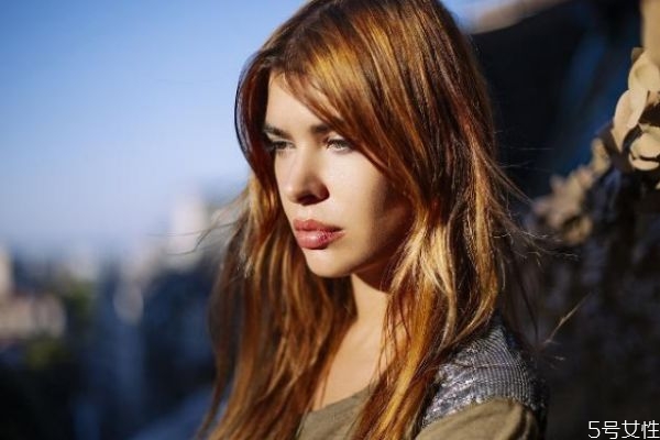 頭發(fā)前面很多小碎發(fā)怎么辦 前額碎頭發(fā)的巧妙處理 頭發(fā)前面很多小碎發(fā)怎么辦 前額碎頭發(fā)的巧妙處理