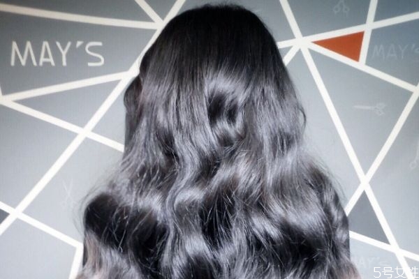 什么膚色的人適合染藍色頭發(fā) 藍色頭發(fā)褪色后效果 什么膚色的人適合染藍色頭發(fā) 藍色頭發(fā)褪色后效果