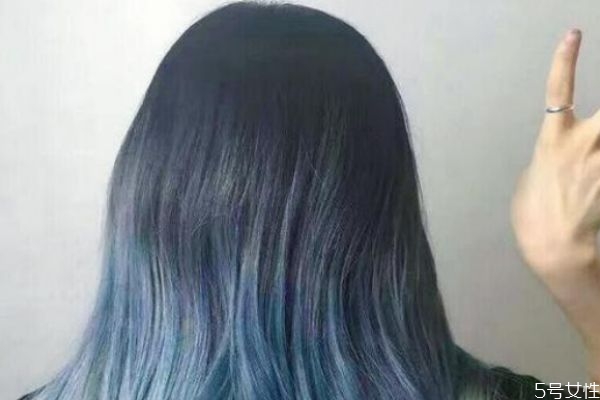 什么膚色的人適合染藍色頭發(fā) 藍色頭發(fā)褪色后效果 什么膚色的人適合染藍色頭發(fā) 藍色頭發(fā)褪色后效果
