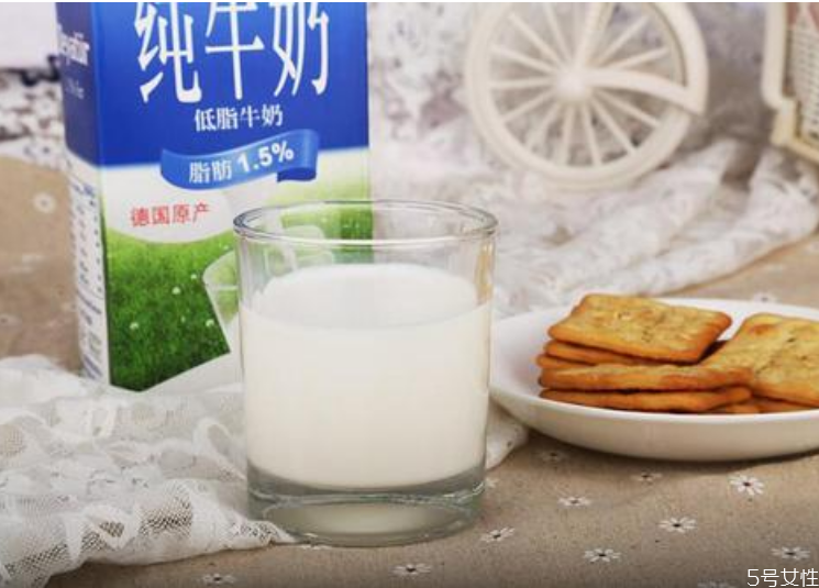 脫脂牛奶含糖嗎 喝脫脂牛奶長(zhǎng)血糖嗎 脫脂牛奶含糖嗎 喝脫脂牛奶長(zhǎng)血糖嗎