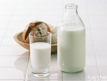 脫脂牛奶含糖嗎 喝脫脂牛奶長(zhǎng)血糖嗎 脫脂牛奶含糖嗎 喝脫脂牛奶長(zhǎng)血糖嗎