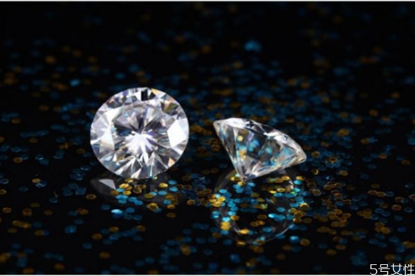 裸鉆的價(jià)格由什么決定 裸鉆和成品鉆戒的區(qū)別 裸鉆的價(jià)格由什么決定 裸鉆和成品鉆戒的區(qū)別