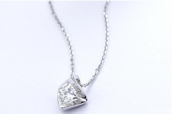 鉆石項(xiàng)鏈的寓意 鉆石項(xiàng)鏈的象征 鉆石項(xiàng)鏈的寓意 鉆石項(xiàng)鏈的象征