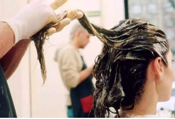 染發(fā)前幾天不洗頭發(fā)最好 染發(fā)前洗了頭發(fā)怎么辦 染發(fā)前幾天不洗頭發(fā)最好 染發(fā)前洗了頭發(fā)怎么辦