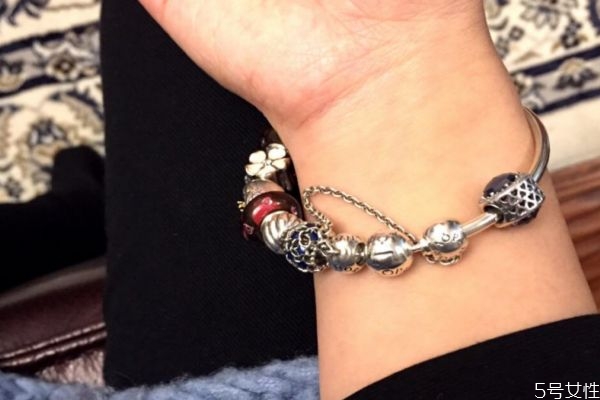 潘多拉手鏈?zhǔn)强招牡膯?潘多拉手鏈?zhǔn)鞘裁床馁|(zhì)的 潘多拉手鏈?zhǔn)强招牡膯?潘多拉手鏈?zhǔn)鞘裁床馁|(zhì)的