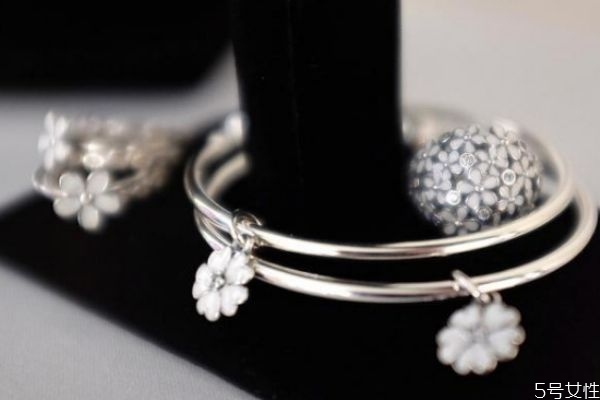 潘多拉手鏈可以碰水嗎 潘多拉手鏈?zhǔn)褂媒ㄗh 潘多拉手鏈可以碰水嗎 潘多拉手鏈?zhǔn)褂媒ㄗh