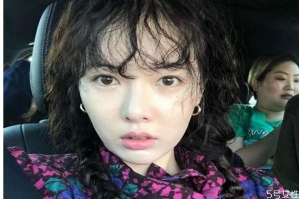 如何讓燙卷頭發(fā)變回原樣 燙完的頭發(fā)可以軟化回去嗎 如何讓燙卷頭發(fā)變回原樣 燙完的頭發(fā)可以軟化回去嗎