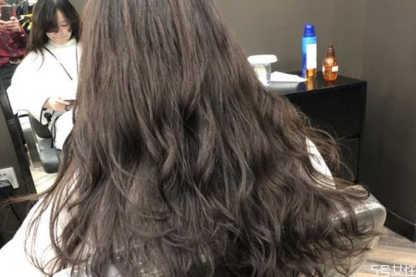 如何讓燙卷頭發(fā)變回原樣 燙完的頭發(fā)可以軟化回去嗎 如何讓燙卷頭發(fā)變回原樣 燙完的頭發(fā)可以軟化回去嗎