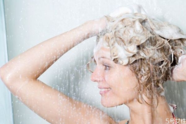 洗頭發(fā)的水溫在多少度合適 高溫?zé)崴搭^的危害 洗頭發(fā)的水溫在多少度合適 高溫?zé)崴搭^的危害