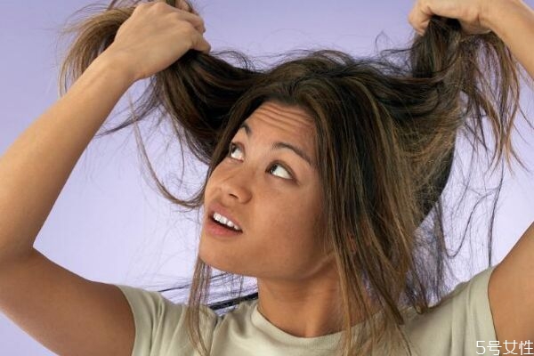 多久燙一次頭發(fā)好 頭發(fā)燙后悔了怎么弄直 多久燙一次頭發(fā)好 頭發(fā)燙后悔了怎么弄直