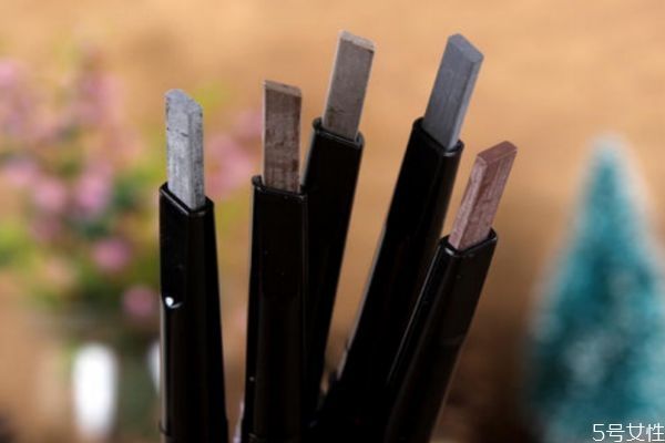 眉筆和眉粉哪個傷害大 男生用眉筆還是眉粉 眉筆和眉粉哪個傷害大 男生用眉筆還是眉粉