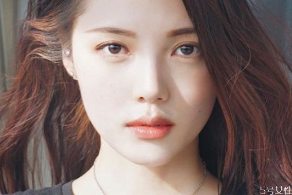 冬天化妝卡粉怎么辦 冬天應(yīng)該怎么化妝 冬天化妝卡粉怎么辦 冬天應(yīng)該怎么化妝