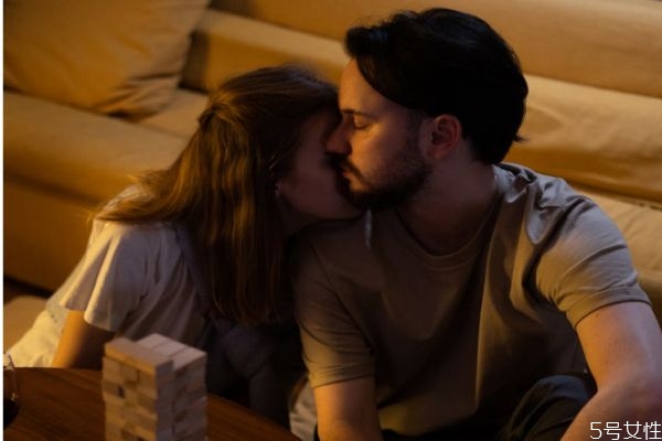 夫妻怎樣聊天增進(jìn)感情 分居兩地夫妻聊天技巧 夫妻怎樣聊天增進(jìn)感情 分居兩地夫妻聊天技巧