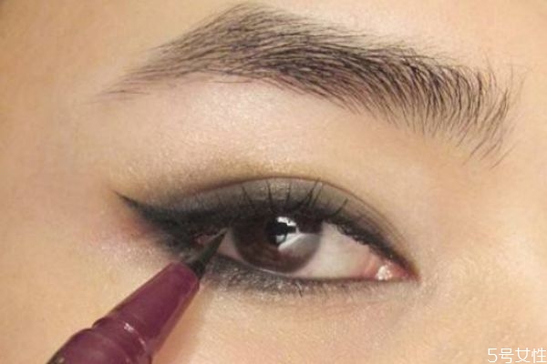 畫(huà)煙熏妝需要什么化妝品 畫(huà)煙熏妝的工具 畫(huà)煙熏妝需要什么化妝品 畫(huà)煙熏妝的工具