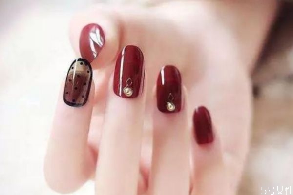 卸甲水對(duì)皮膚有傷害嗎 卸甲水會(huì)傷害指甲嗎 卸甲水對(duì)皮膚有傷害嗎 卸甲水會(huì)傷害指甲嗎