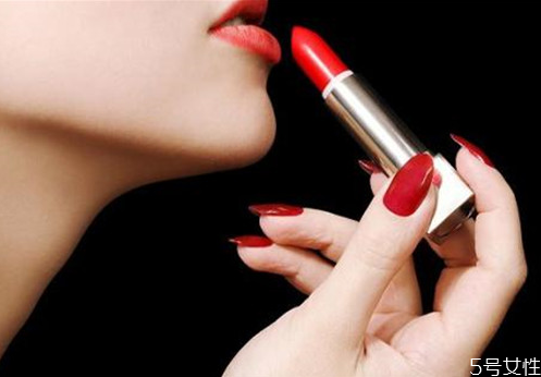 口紅開了兩年還能用嗎 過期的口紅可以當(dāng)腮紅嗎