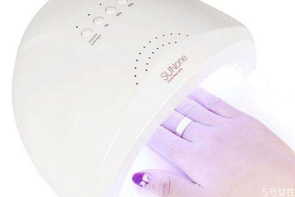 貼甲片的膠水怎么溶解 美甲沒有解膠劑怎么卸甲片 貼甲片的膠水怎么溶解 美甲沒有解膠劑怎么卸甲片