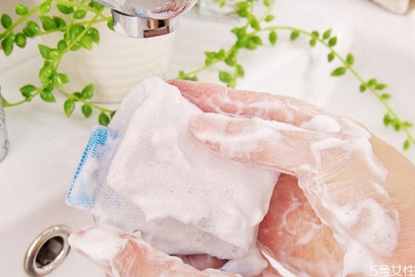 洗面奶洗臉首先洗哪個(gè)部位 洗面奶在臉上洗多久才正確 洗面奶洗臉首先洗哪個(gè)部位 洗面奶在臉上洗多久才正確