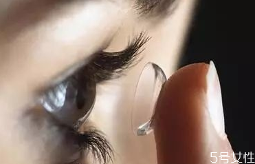 美瞳粘在一起怎么分開(kāi) 美瞳粘在一起還能用嗎