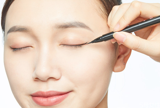 畫眼線容易抖怎么辦 如何畫眼線不手抖 畫眼線容易抖怎么辦 如何畫眼線不手抖