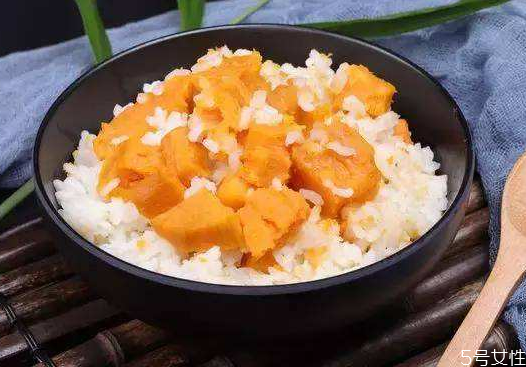 紅薯飯?jiān)趺醋龊贸?紅薯飯熱量高嗎 紅薯飯?jiān)趺醋龊贸?紅薯飯熱量高嗎