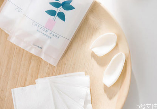 化妝棉不會把爽膚水都吸走嗎 化妝棉軟的好還是硬的好 化妝棉不會把爽膚水都吸走嗎 化妝棉軟的好還是硬的好