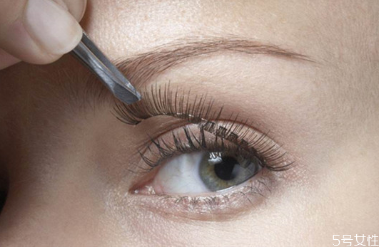 自己在家怎么卸假睫毛 快速卸掉嫁接睫毛的方法 自己在家怎么卸假睫毛 快速卸掉嫁接睫毛的方法