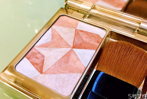 女生打高光和不打的區(qū)別 打高光與不打高光區(qū)別大嗎 女生打高光和不打的區(qū)別 打高光與不打高光區(qū)別大嗎