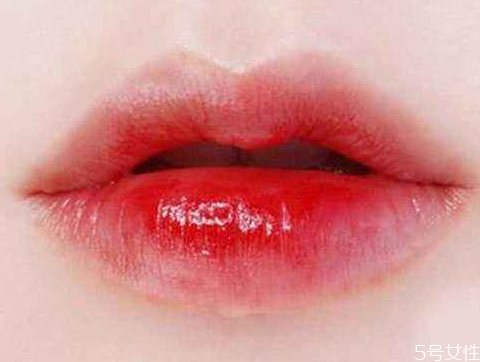 厚嘴唇適合涂豆沙色嗎 厚嘴唇怎么涂口紅顯白 厚嘴唇適合涂豆沙色嗎 厚嘴唇怎么涂口紅顯白