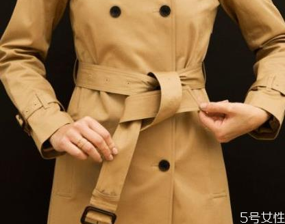 風(fēng)衣后面的一塊布叫什么 風(fēng)衣后面的腰帶怎么系 風(fēng)衣后面的一塊布叫什么 風(fēng)衣后面的腰帶怎么系