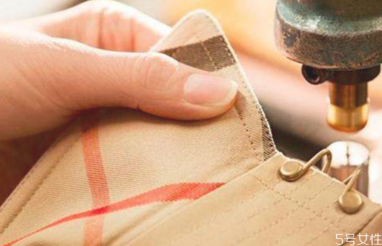 風(fēng)衣后面的一塊布叫什么 風(fēng)衣后面的腰帶怎么系 風(fēng)衣后面的一塊布叫什么 風(fēng)衣后面的腰帶怎么系