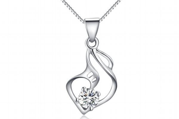 純銀項(xiàng)鏈泡水會變色嗎 純銀項(xiàng)鏈會過敏嗎