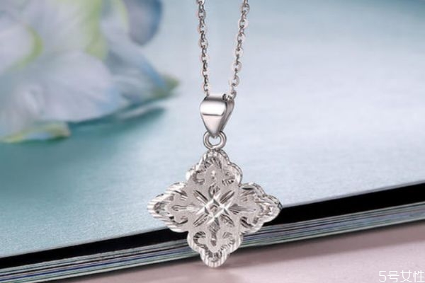 純銀項(xiàng)鏈泡水會變色嗎 純銀項(xiàng)鏈會過敏嗎