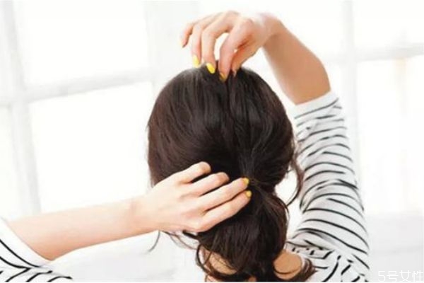 沒有吹風(fēng)機(jī)怎么讓頭發(fā)蓬松 讓頭發(fā)蓬松的竅門 沒有吹風(fēng)機(jī)怎么讓頭發(fā)蓬松 讓頭發(fā)蓬松的竅門