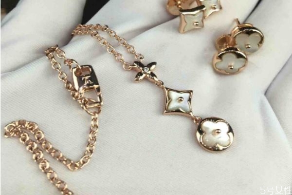 lv項鏈?zhǔn)裁床馁|(zhì)做的 lv的項鏈為什么這么貴 lv項鏈?zhǔn)裁床馁|(zhì)做的 lv的項鏈為什么這么貴