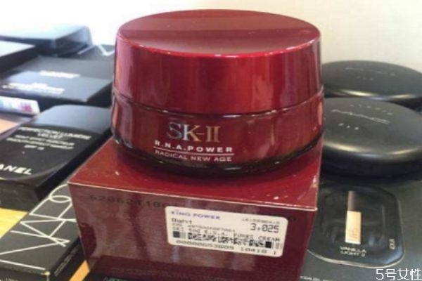 skii眼霜好用嗎 skii眼霜和雅詩(shī)蘭黛哪個(gè)好 skii眼霜好用嗎 skii眼霜和雅詩(shī)蘭黛哪個(gè)好