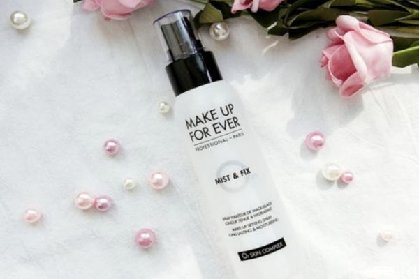 用完定妝噴霧還要用散粉嗎 散粉和定妝噴霧哪個(gè)先用