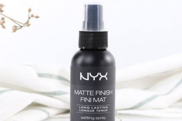 用完定妝噴霧還要用散粉嗎 散粉和定妝噴霧哪個(gè)先用