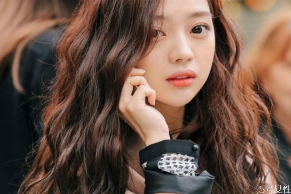 怎么恢復(fù)梳開了的卷發(fā) 燙卷發(fā)后的護(hù)理方法 怎么恢復(fù)梳開了的卷發(fā) 燙卷發(fā)后的護(hù)理方法