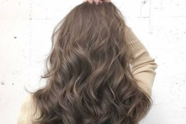 怎么恢復(fù)梳開了的卷發(fā) 燙卷發(fā)后的護(hù)理方法 怎么恢復(fù)梳開了的卷發(fā) 燙卷發(fā)后的護(hù)理方法