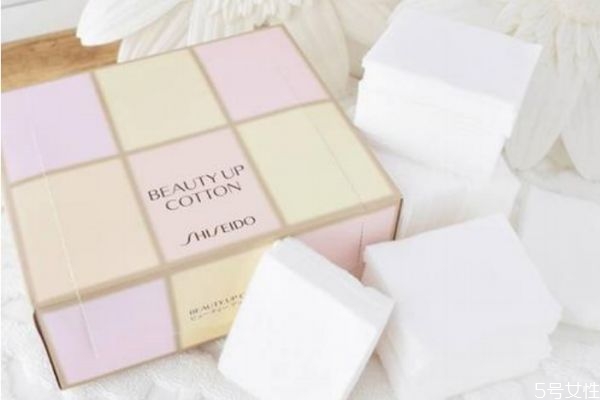化妝棉會(huì)把爽膚水吸走嗎 擦爽膚水一定要用化妝棉嗎 化妝棉會(huì)把爽膚水吸走嗎 擦爽膚水一定要用化妝棉嗎